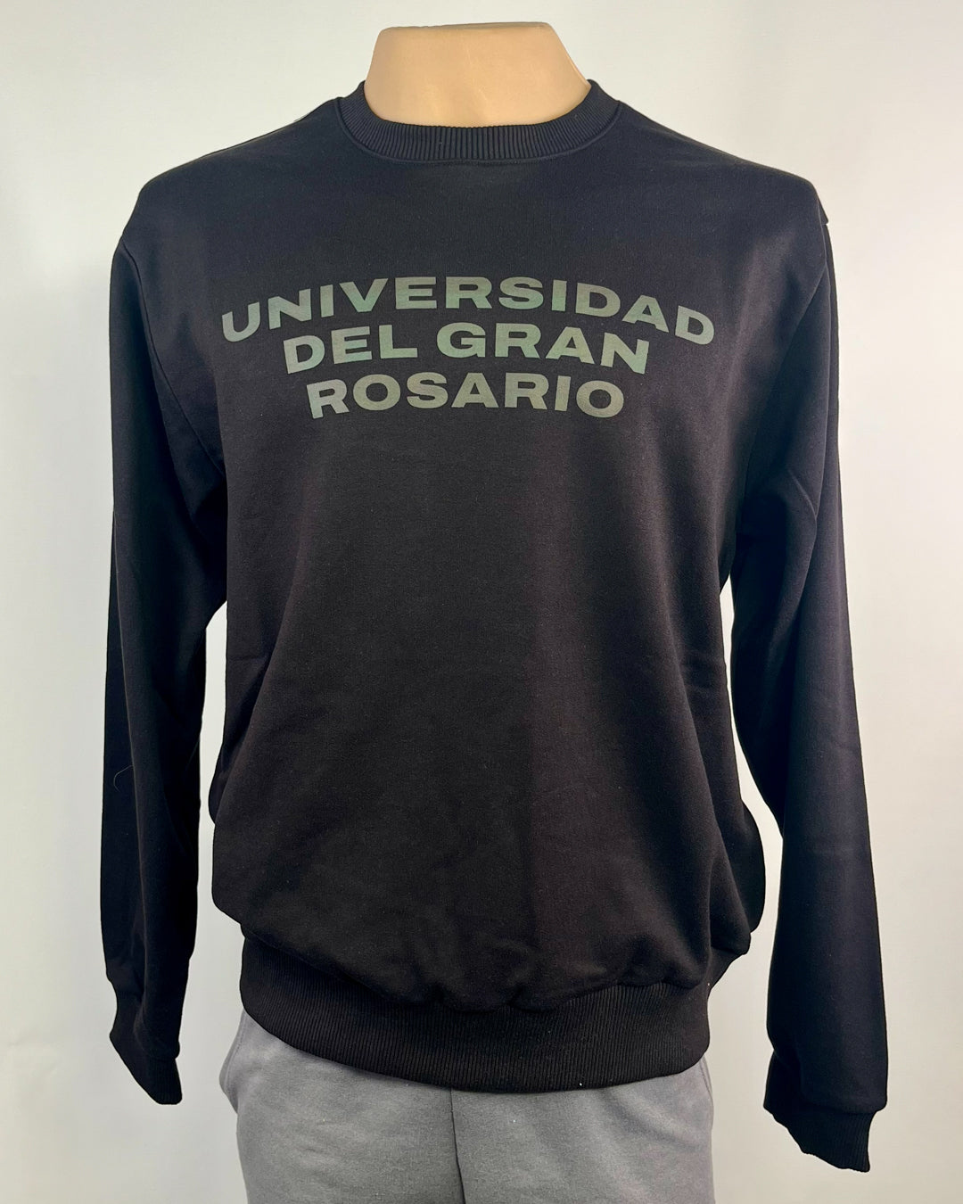 Buzo R sin capucha UNIV SANSERIF BOLD - Negro