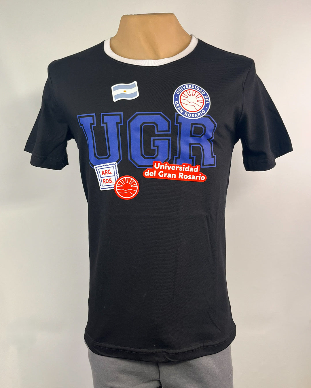 Remera UGR STICKERS NEGRO C/BLANCO