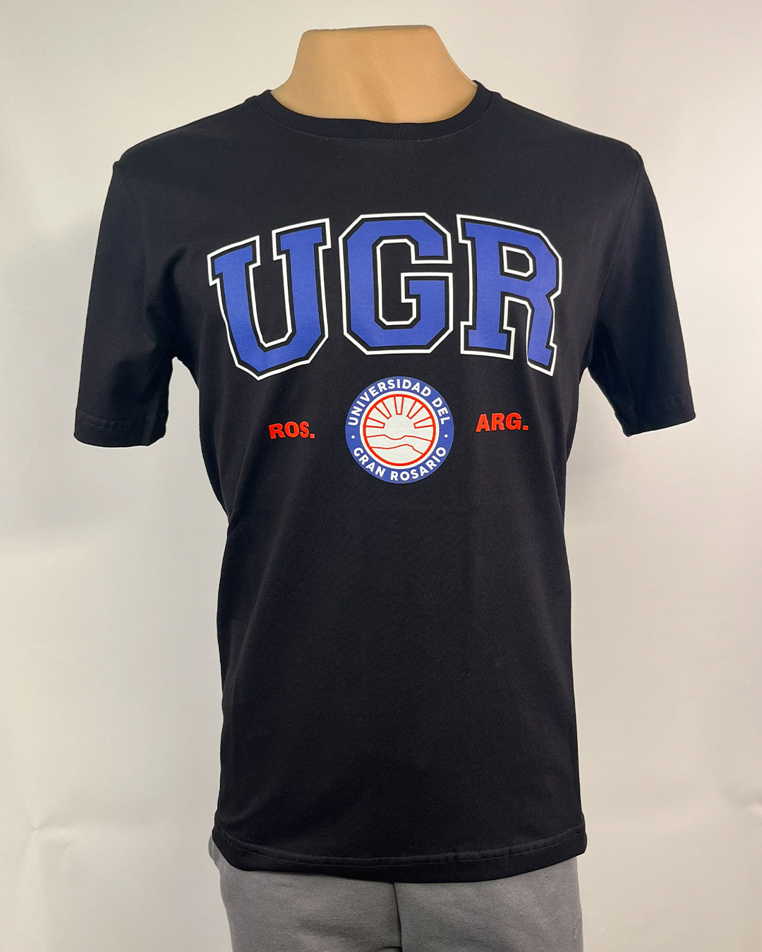 Remera UNIV. ESCUDO NEGRO